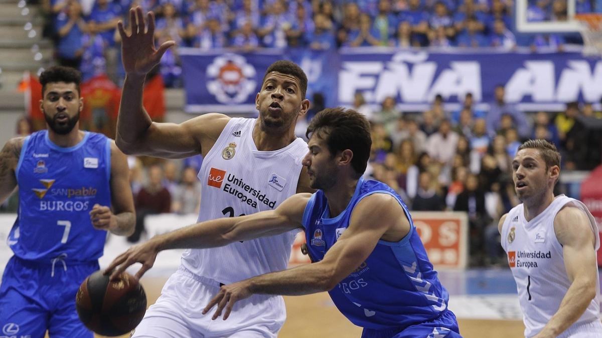 Fitipaldo dobla el balón ante la presencia de Tavares.-SANTI OTERO 