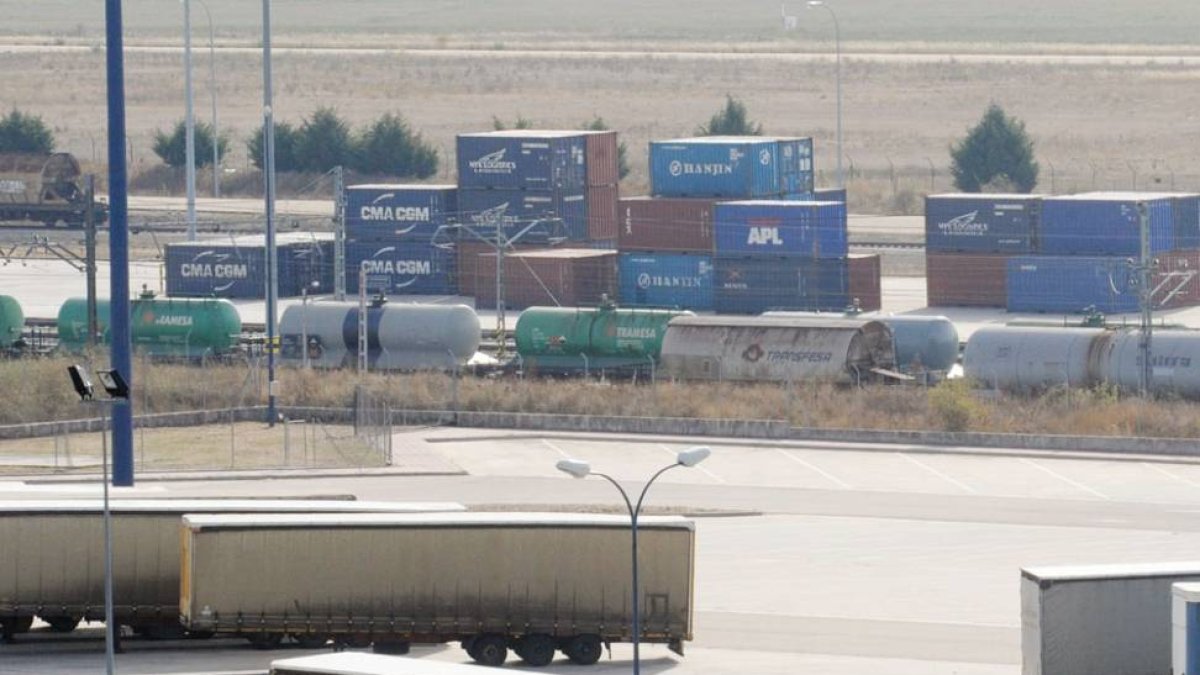 Contenedores en la estación de mercancías listos para su expedición. R. OCHOA-R. OCHOA