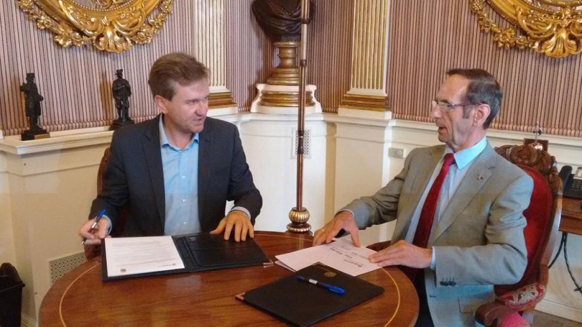 Javier Lacalle y Teódulo Revilla firman el acuerdo.-ECB