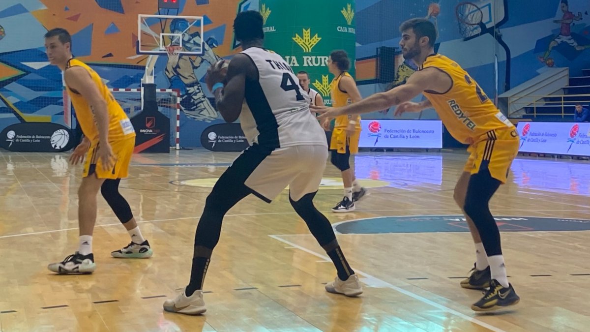 Thiam postea en un momento del partido contra el Ponferrada. FBCYL