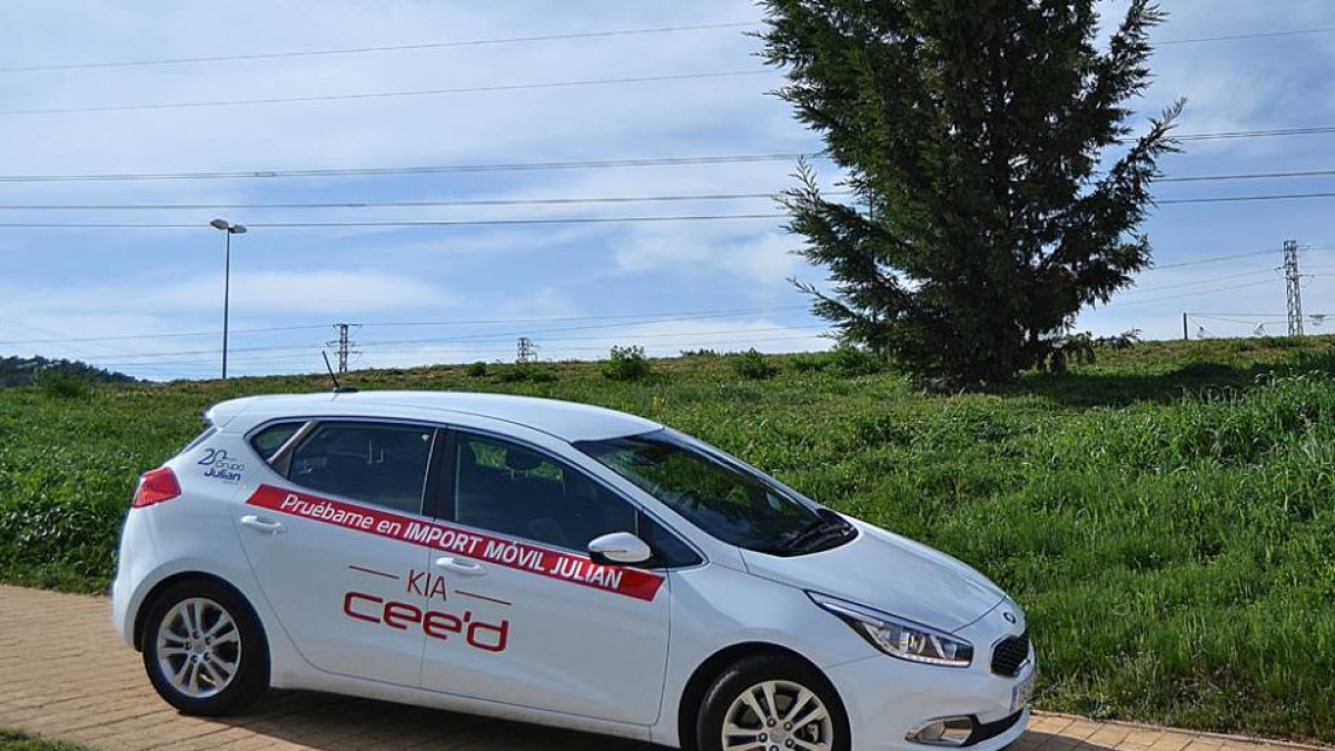 El entorno de Islas  Baleares y la estación de tren Rosa de Lima sirvieron de escenario para probar este elelegante y fiable vehículo de la marca coreana.-HÉCTOR FUSTEL