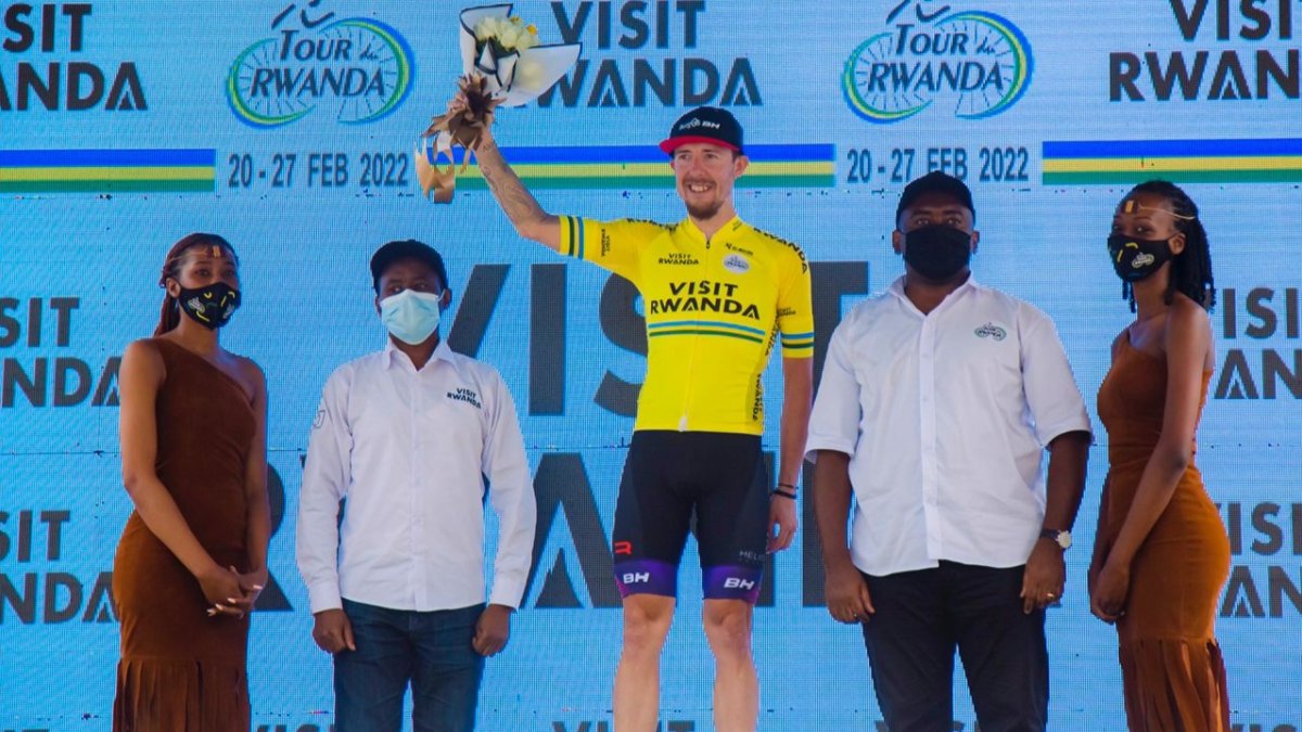 Madrazo posa en el podio del Tour de Ruanda vestido de amarillo. TOUR DE RWANDA