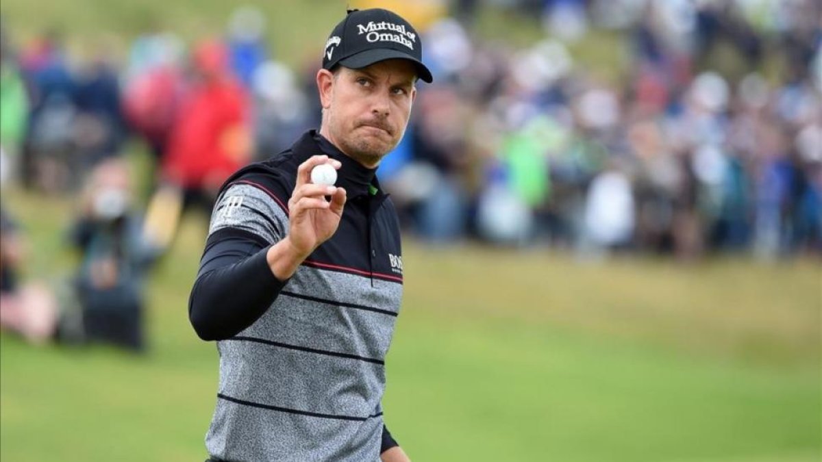 Henrik Stenson saluda al púbico tras lograr uno de sus birdies en la última jornada.-FACUNDO ARRIZABALAGA