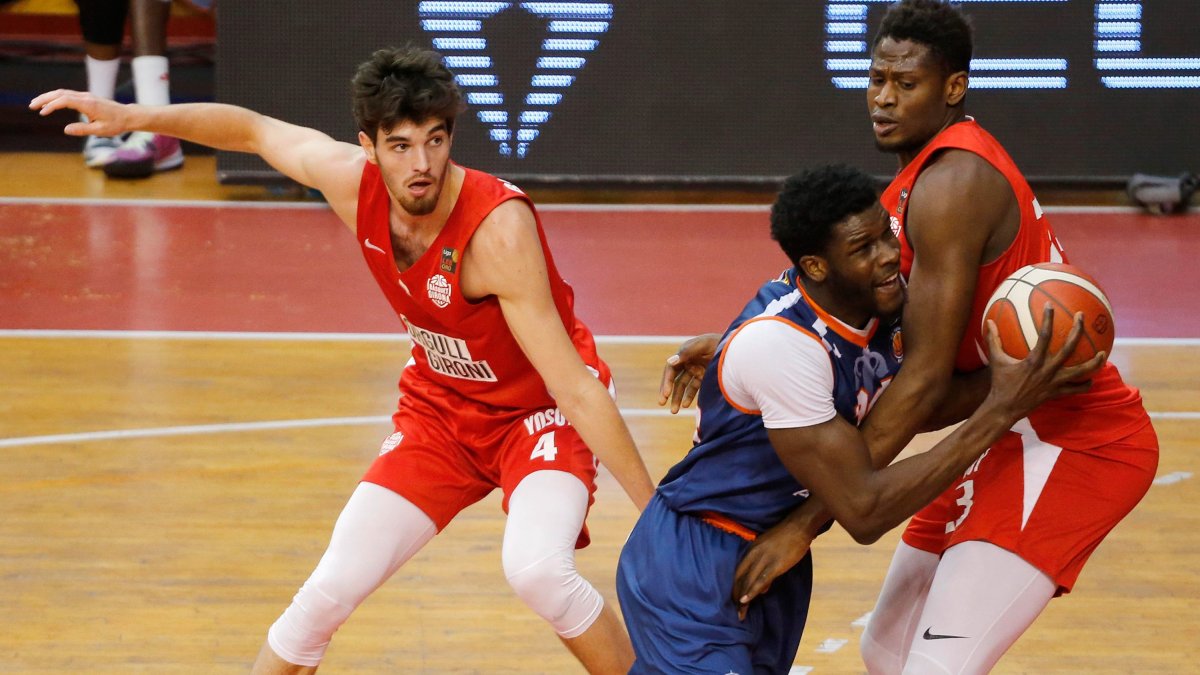 Barro fuerza la acción en la pintura ante Faye. SANTI OTERO