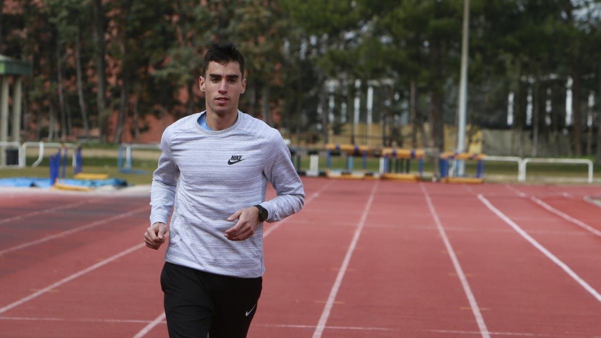 Jesús Gómez trota en las pistas Purificación Santamarta.-RAÚL OCHOA
