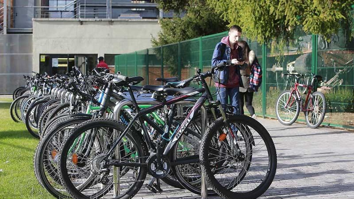 Facilitar la movilidad gratuita en autobús o alquiler de bicicleta, una de las medida ante picos de contaminación en Burgos. SANTI OTERO