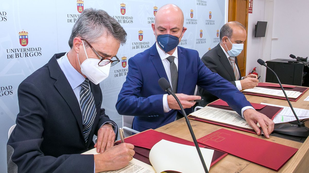 Universidad de Burgos y las fundaciones CajaCírculo e Ibercaja firmaban cuatro convenios. TOMÁS ALONSO