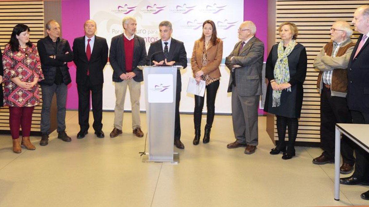 Foto de familia de los representantes de las asociaciones subvencionadas junto al director de la Fundación Caja de Burgos, Rafael Barbero.-ISRAEL L. MURILLO