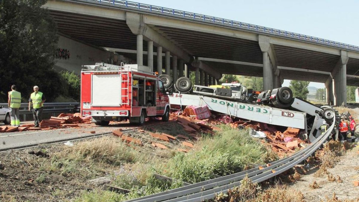 Los bomberos de Burgos tuvieron que acudir al lugar del siniestro para rescatar al conductor del camión accidentado.-G. G.