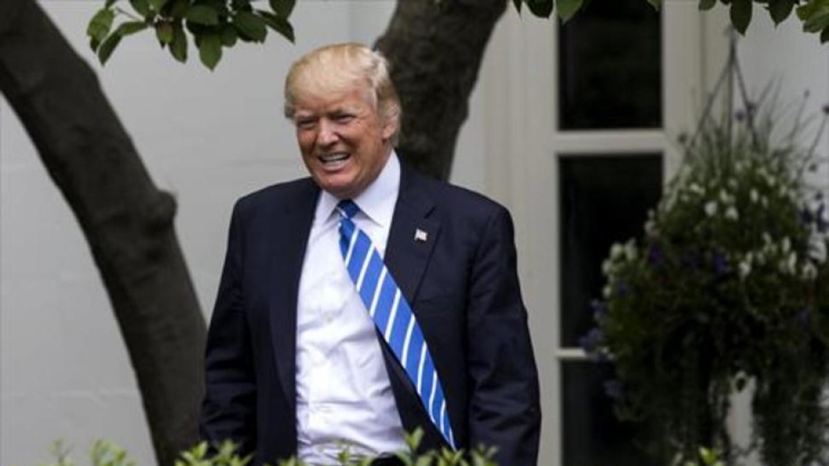 Donald Trump, ayer, paseando por los jardines de la Casa Blanca.-JIM LO SCALZO