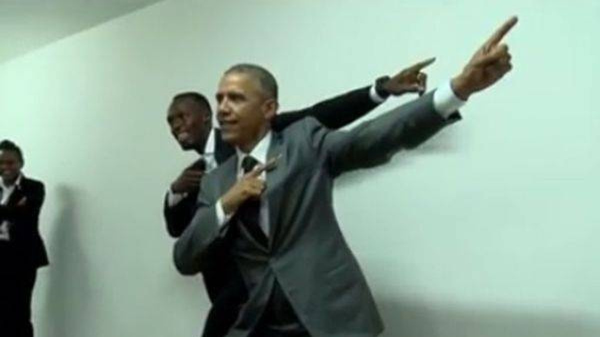 Obama alaba a Bolt y le pide que le enseñe la postura del relámpago.-