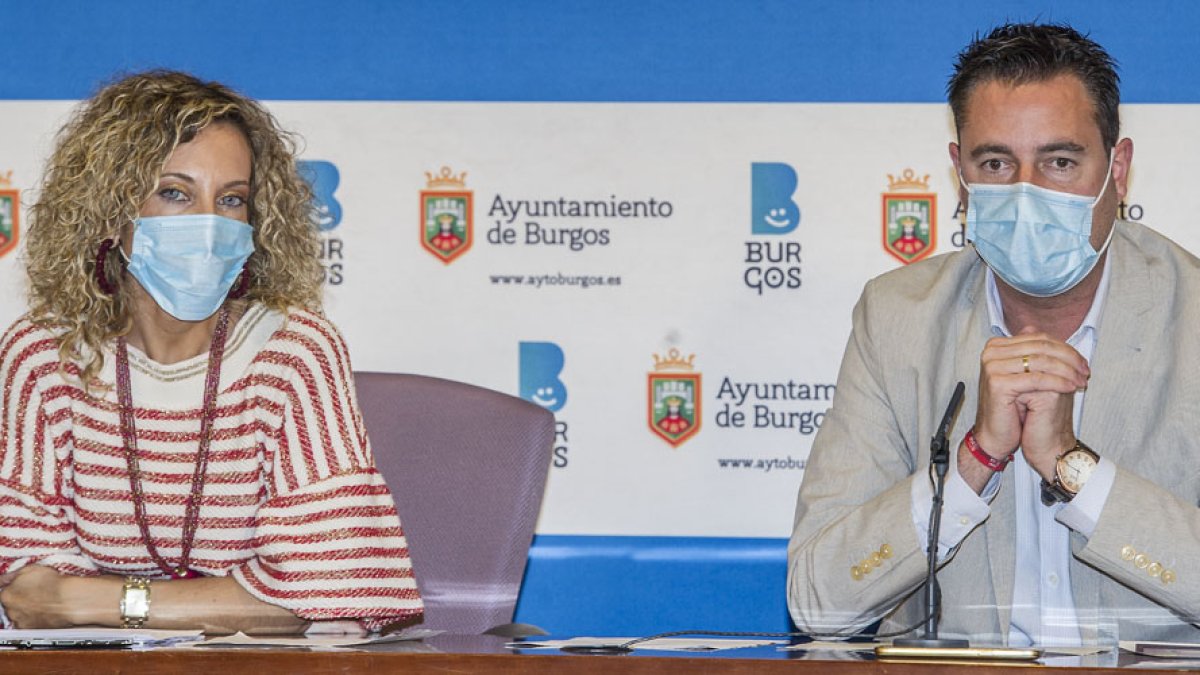 La concejala de Seguridad Ciudadana, Blanca Carpintero, y el alcalde, Daniel de la Rosa, advirtieron del riesgo de que se cierre Burgos. ISRAEL L. MURILLO