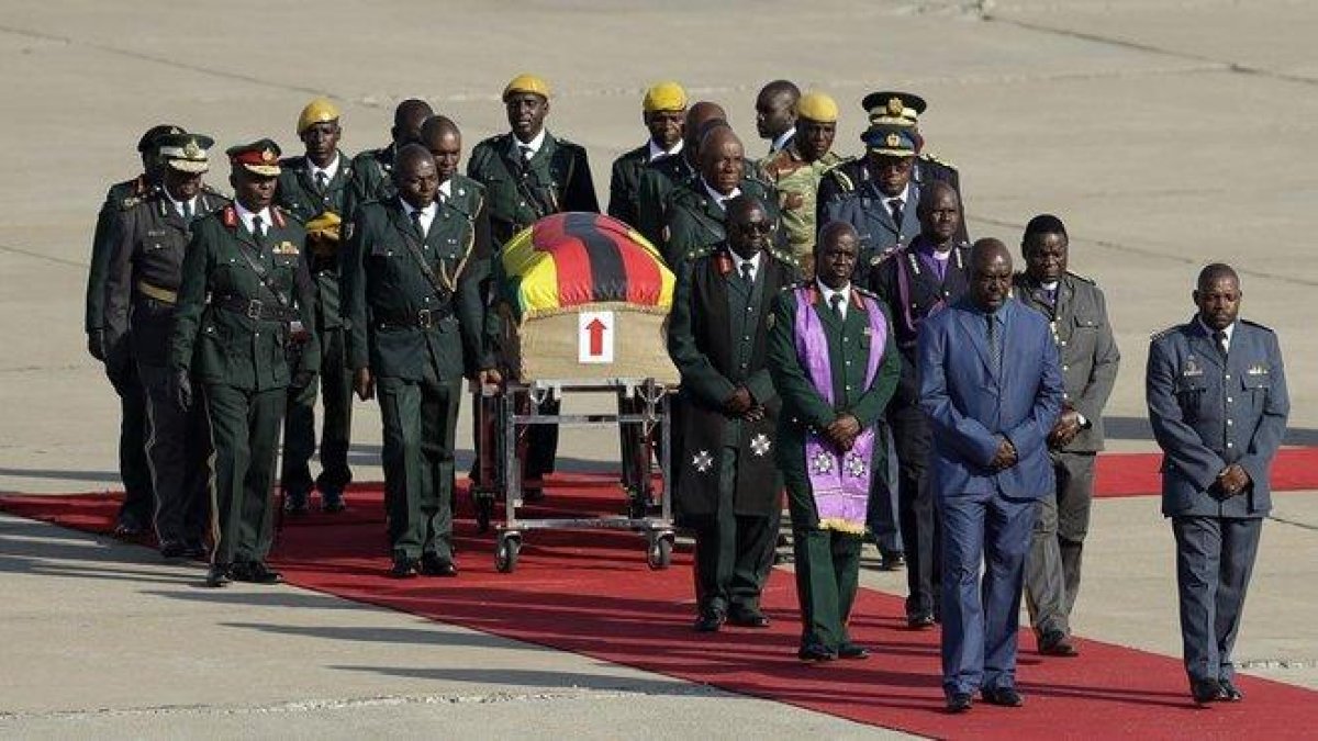 Un féretro con los restos del expresidente de Zimbabwe Robert Mugabe llega desde Singapur al Aeropuerto Internacional Robert Gabriel Mugabe en Harare Zimbabue.-THEMBA HADEBE (AP)