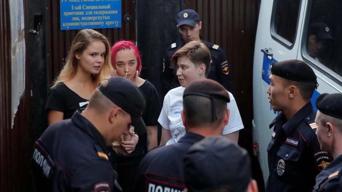 Liberación de los cuatro componentes de Pussy Riot, a los que la policía ha vuelto a detener poco después.  /-MAXIM SHEMETOV (REUTERS)