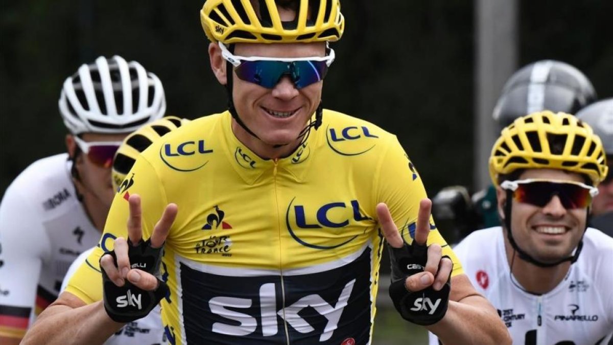 Chris Froome, camino de París durante la última etapa del Tour.-AFP / JEFF PACHOUD