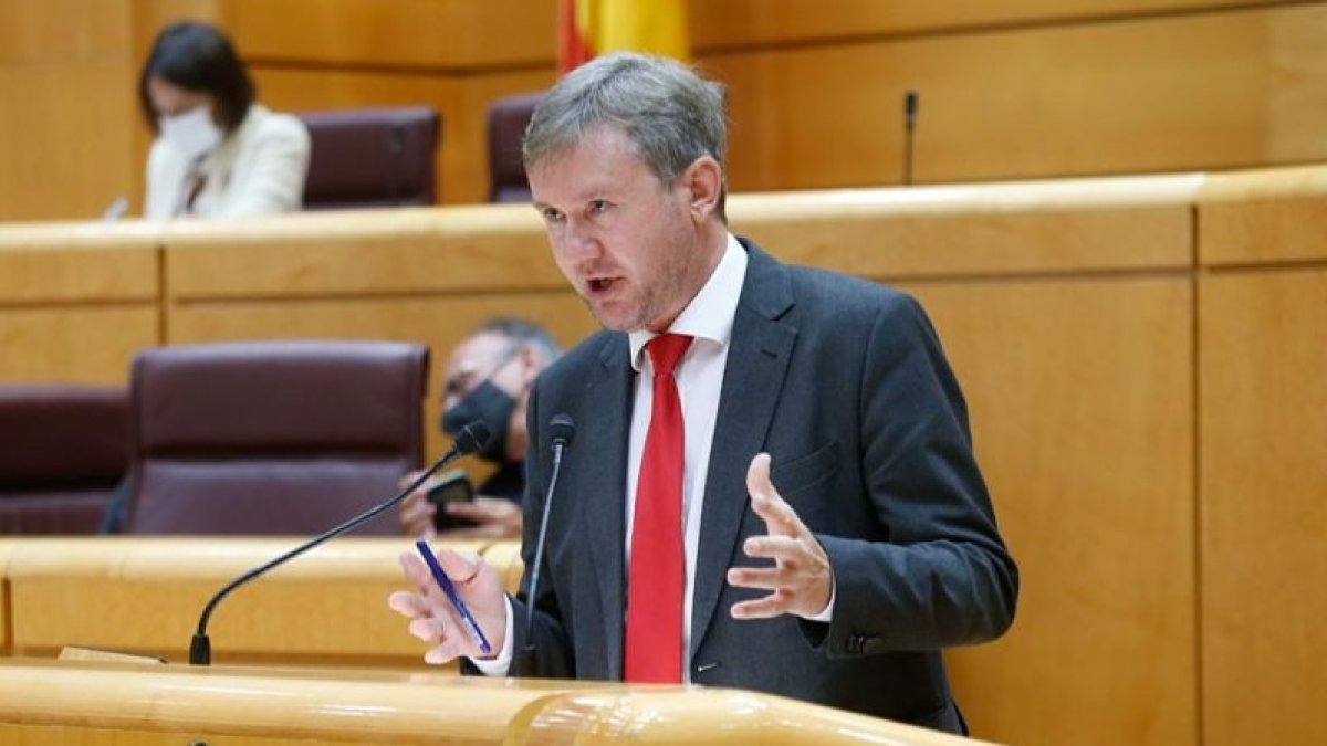 El portavoz de Industria del Grupo Parlamentario Popular y senador por Burgos, Javier Lacalle, en el pleno del Senado. ECB