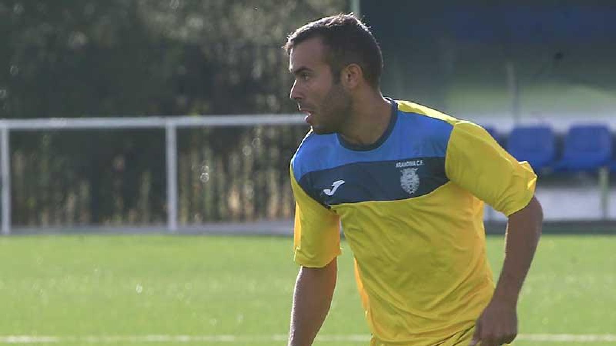 Lobera conduce el balón durante un partido.-SANTI OTERO