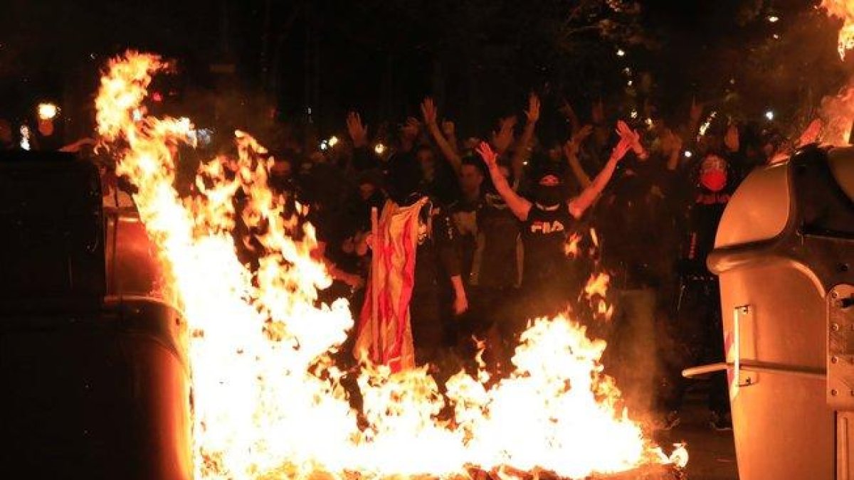 Manifestantes quemando contenedores.-FERRAN NADEU