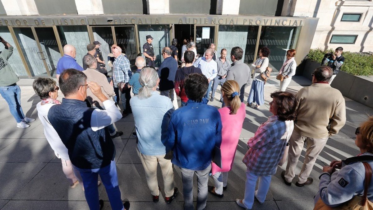 Miembros de la Asociación Burgalesa para la Rehabilitación del Juego Patológico (ABAJ) en la Audiencia Provincial de Burgos. SANTI OTERO