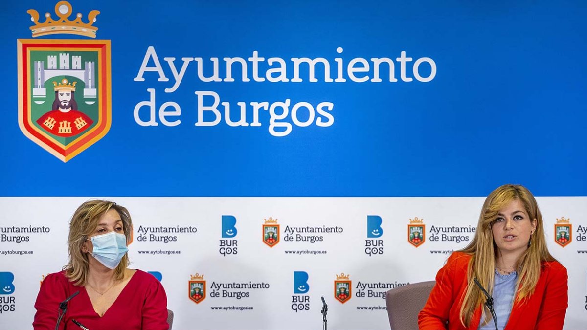 Sonia Rodríguez, concejal de Servicios Sociales, y Claudia Melgosa, coordinadora del campamento. SANTI OTERO