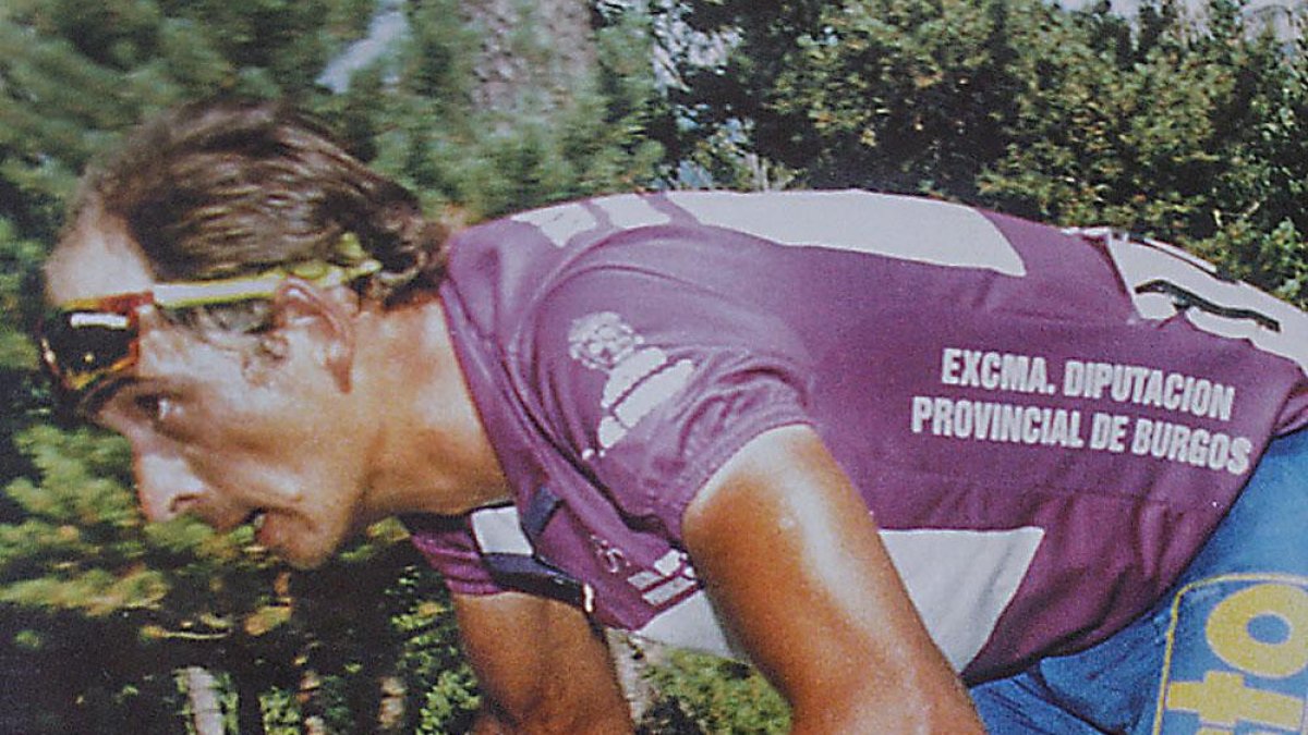 Armand de las Cuevas asciende a Las Lagunas en 1994 portando el maillot morado-Vuelta a Burgos
