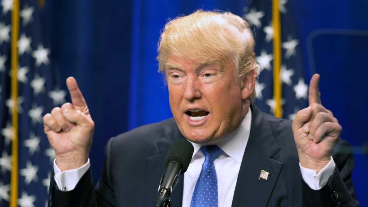 Donald Trump, durante un acto electoral en Manchester (New Hampshire), el lunes.-AP / JIM COLE