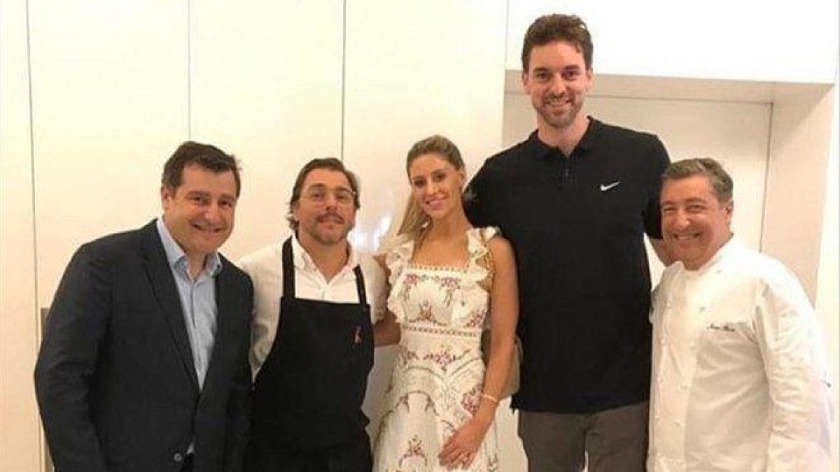 Pau Gasol y Cat McDonnell, junto a los hermanos Roca.-INSTAGRAM