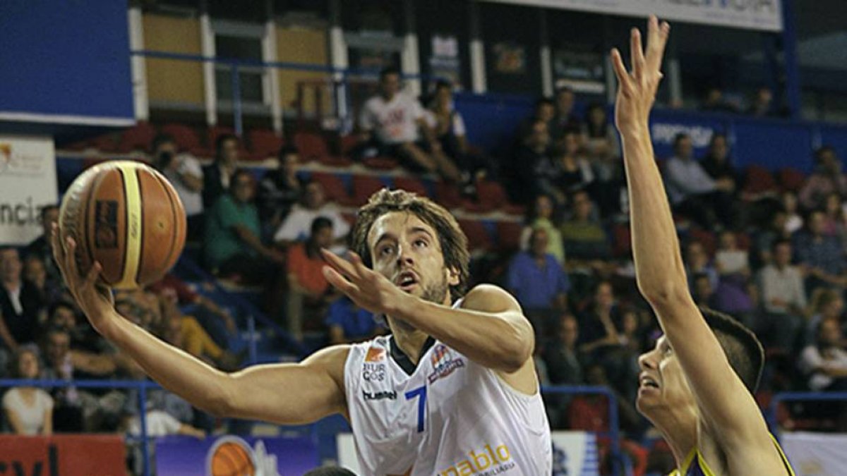 Roger Vilanova fuerza la penetración en el partido disputado ayer en Palencia.-MARÍA GONZÁLEZ / CB MIRAFLORES