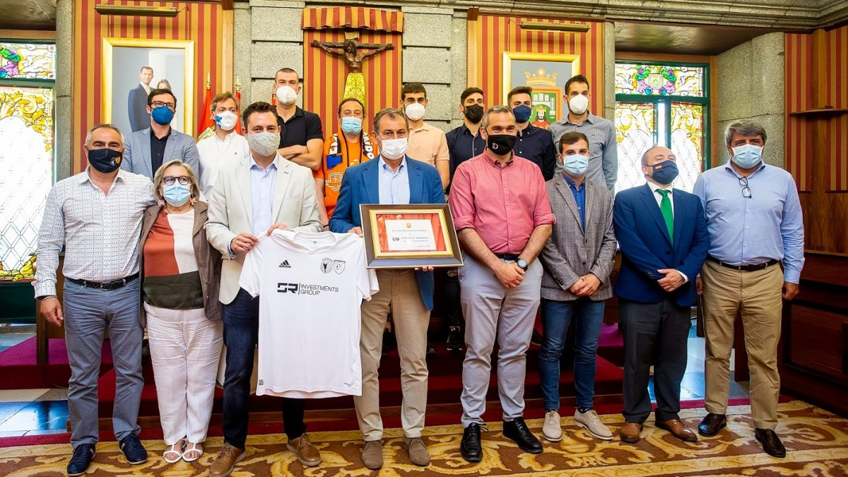 Representantes de los grupos políticos posan con la delegación del Burgos Promesas en el Salón de Plenos. SANTI OTERO