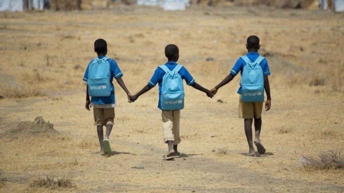 Unos niños se dirigen al colegio en una imagen de archivo.-UNICEF