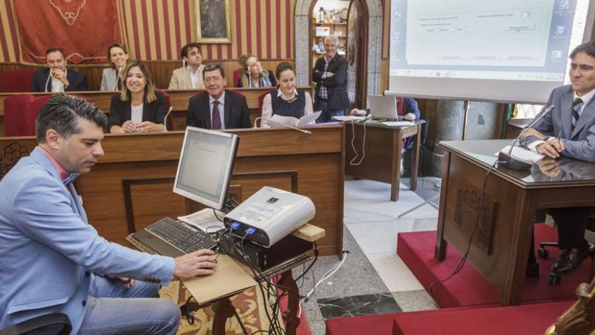 Vicente Marañón, concejal de Ciudadanos, fue el encargado de iniciar el sorteo de las mesas electorales desde el ordenador.-SANTI OTERO