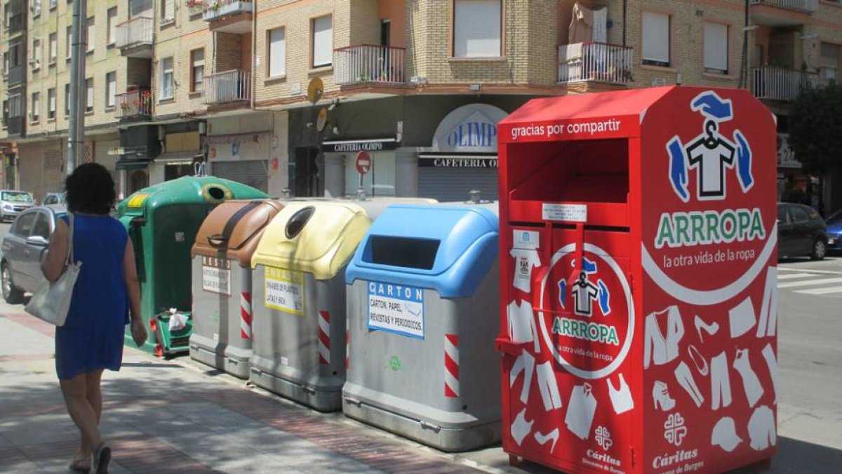 Los nuevos contenedores están distribuidos en diferentes puntos de la ciudad.-E. M.