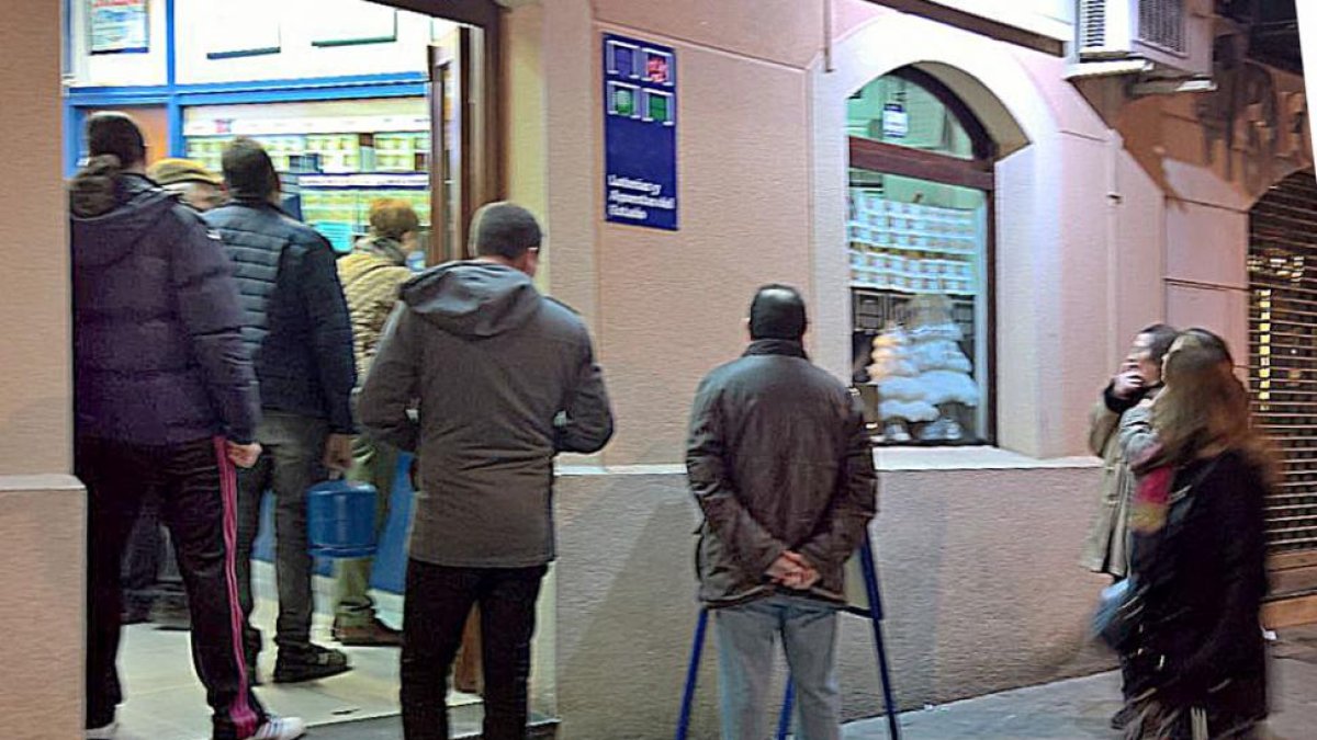 Si bien los premios gordos pasaron de largo, la arandina Loterías Mayte ha repartido 4,5 millones en terminaciones.-L. V.