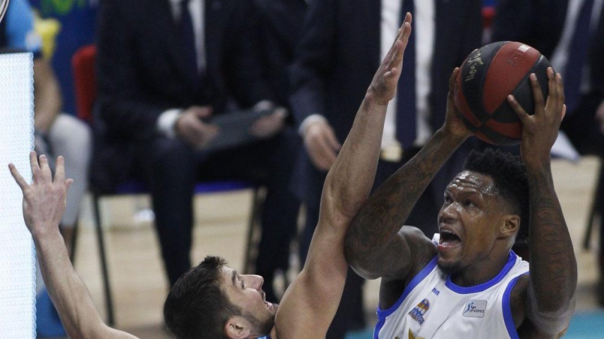 Thompson lanza a canasta con la oposición de Suton-ACB PHOTO