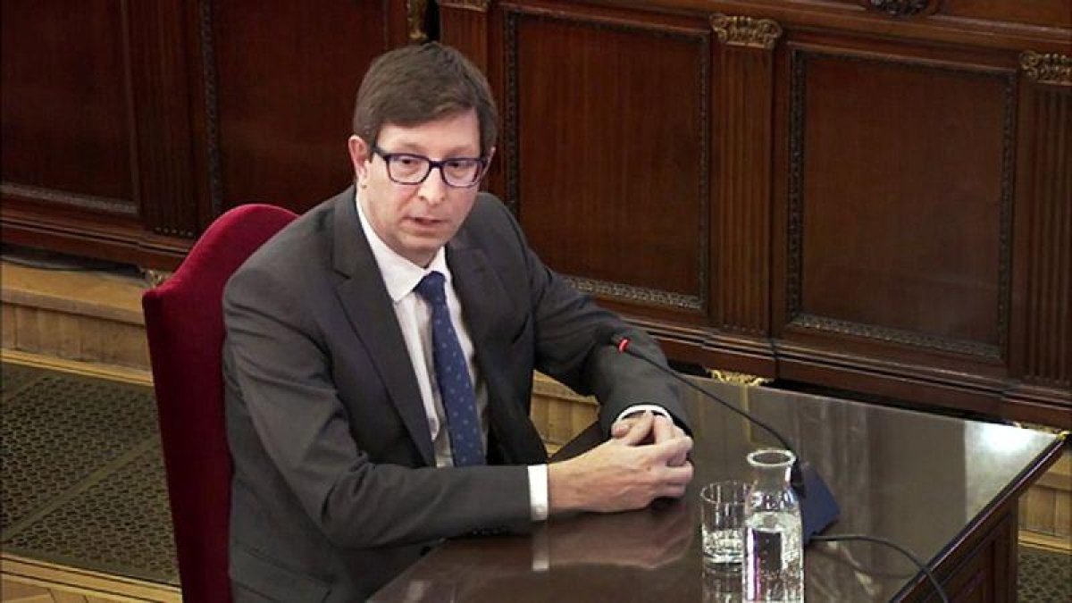 Carles Mundó responde a las preguntas de la fiscalía, este miércoles en el Tribunal Supremo.-EL PERIÓDICO