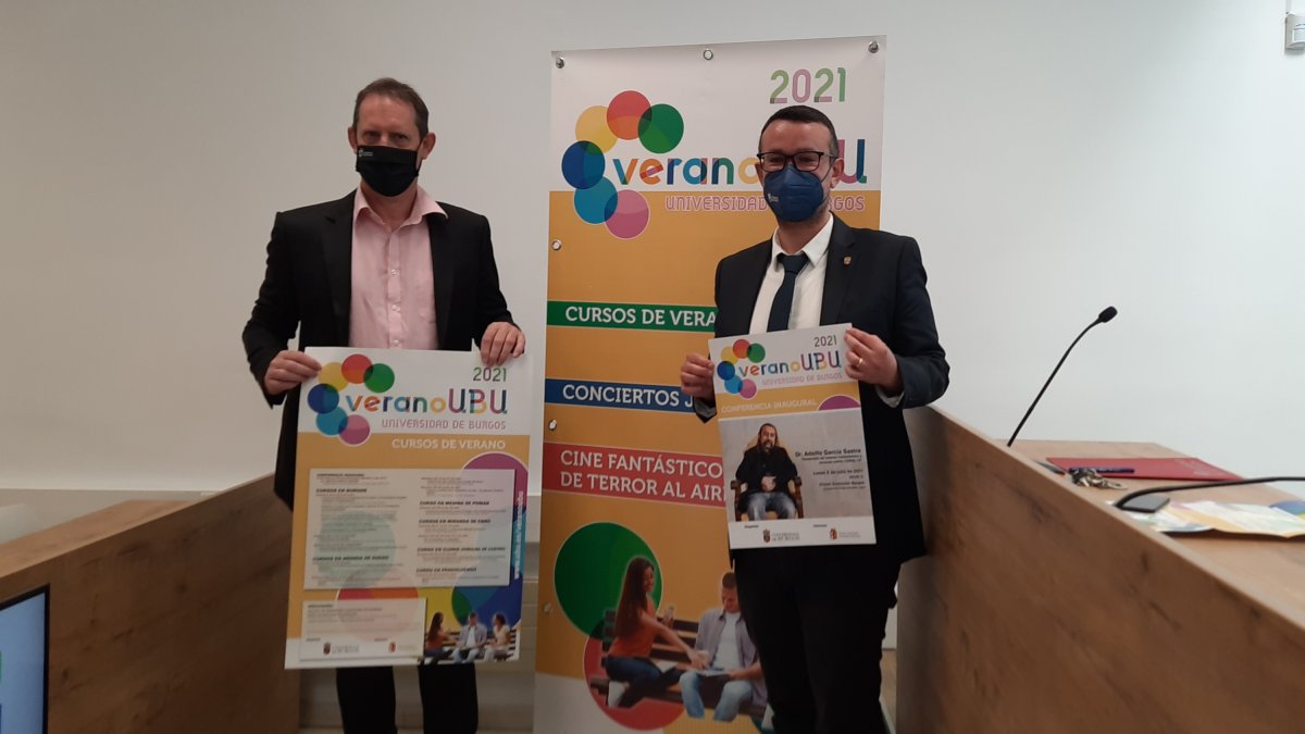 David Perterson, director de los Cursos de Verano, y Delfín Ortega Sánchez, vicerrector de Responsabilidad Social, Cultura y Deporte. ECB