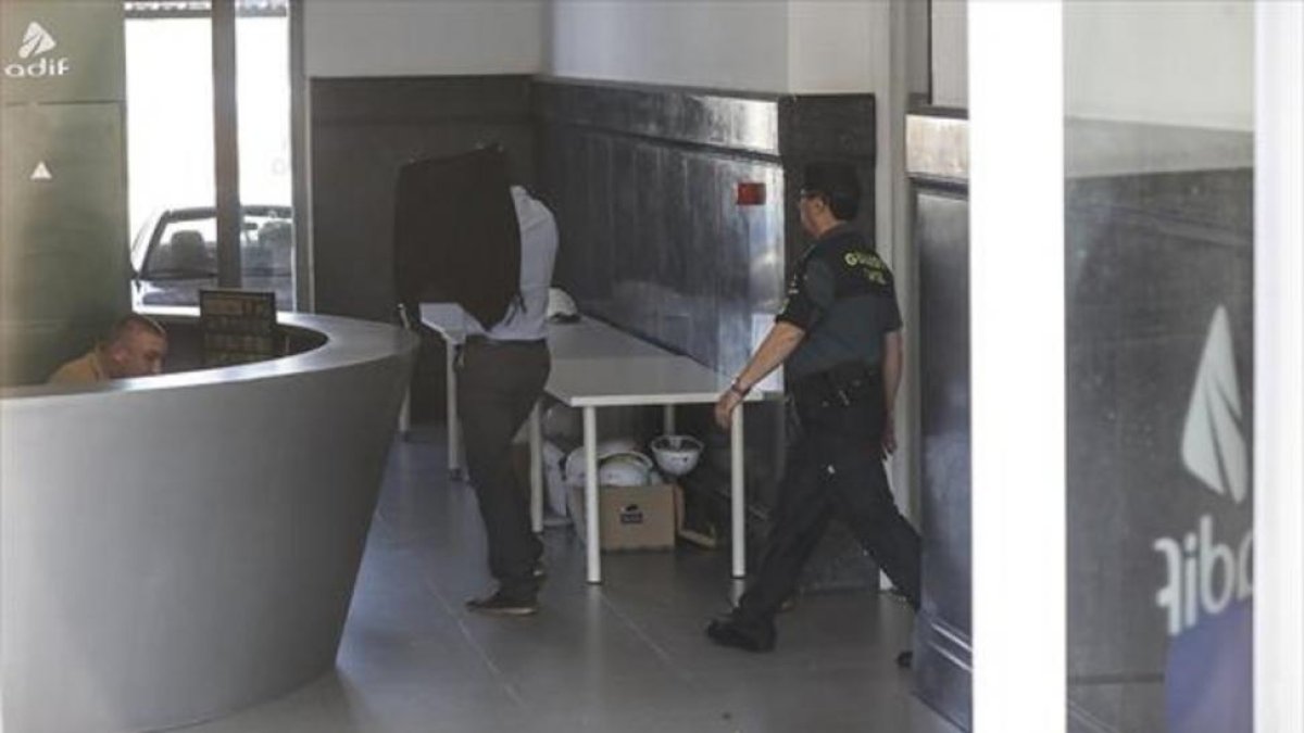 Registro policial, el martes, de la sede de Adif en la vieja estación de mercancías de La Sagrera desde donde dirige las obras del AVE en Barcelona.-JULIO CARBÓ