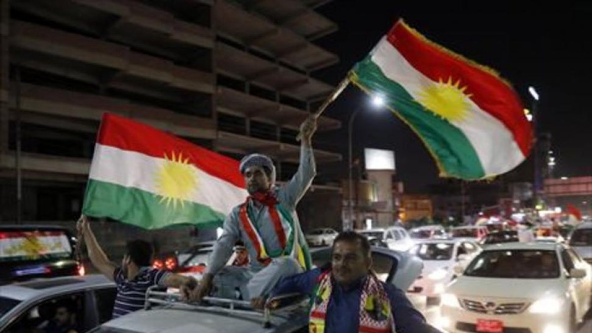 Ciudadanos kurdos celebran la victoria del si en el referéndum en Erbil.-EFE / MOHAMED MESSARA