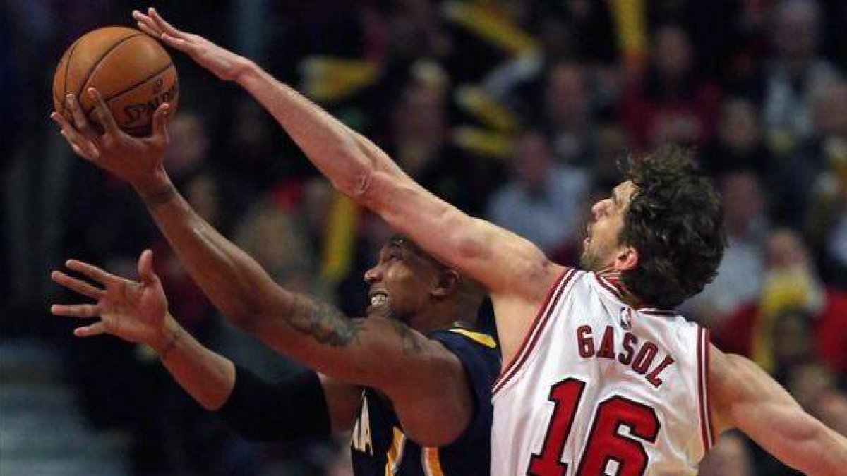 Pau Gasol disputa el balón a David West, de Indiana Pacers.-Foto: AFP / JONATHAN DANIEL