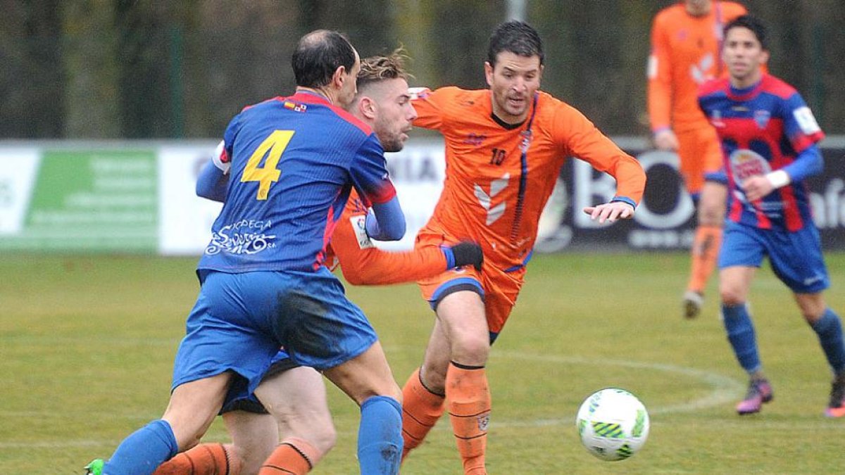 Diego Abad y Pekas disputan un balón con el defensor de la Segoviana Chema-Israel L. Murillo