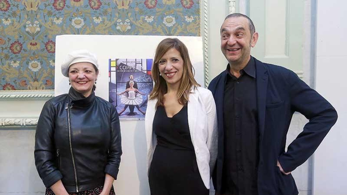 A la izquierda, Bayona, acompañada de Barrio y Negro antes de comenzar la presentación de la obra.-RAÚL G. OCHOA