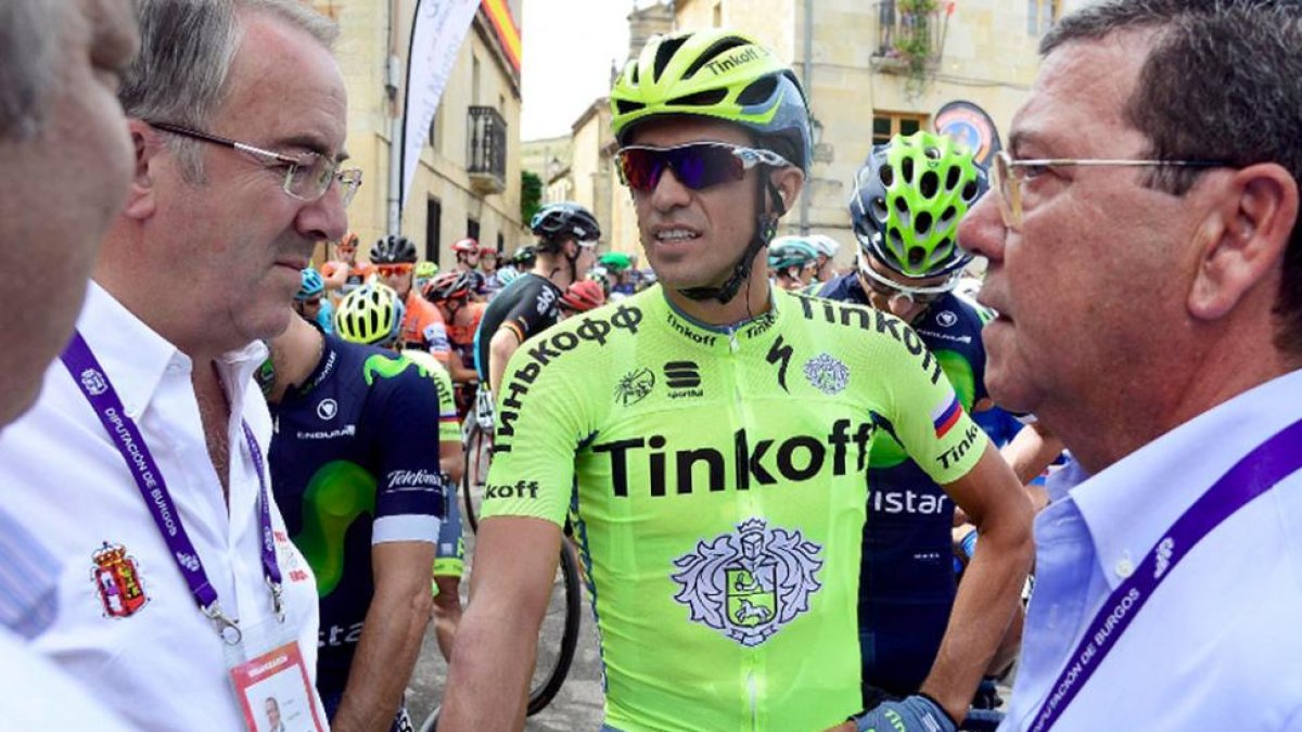 Alberto Contador charla con los miembros de la organización en la salida de Sedano-Ricardo Ordóñez