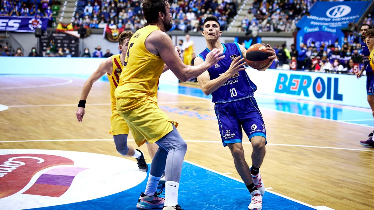 Corbalán entra a canasta en el partido contra el Barcelona. B. B. HOJAS / SPB