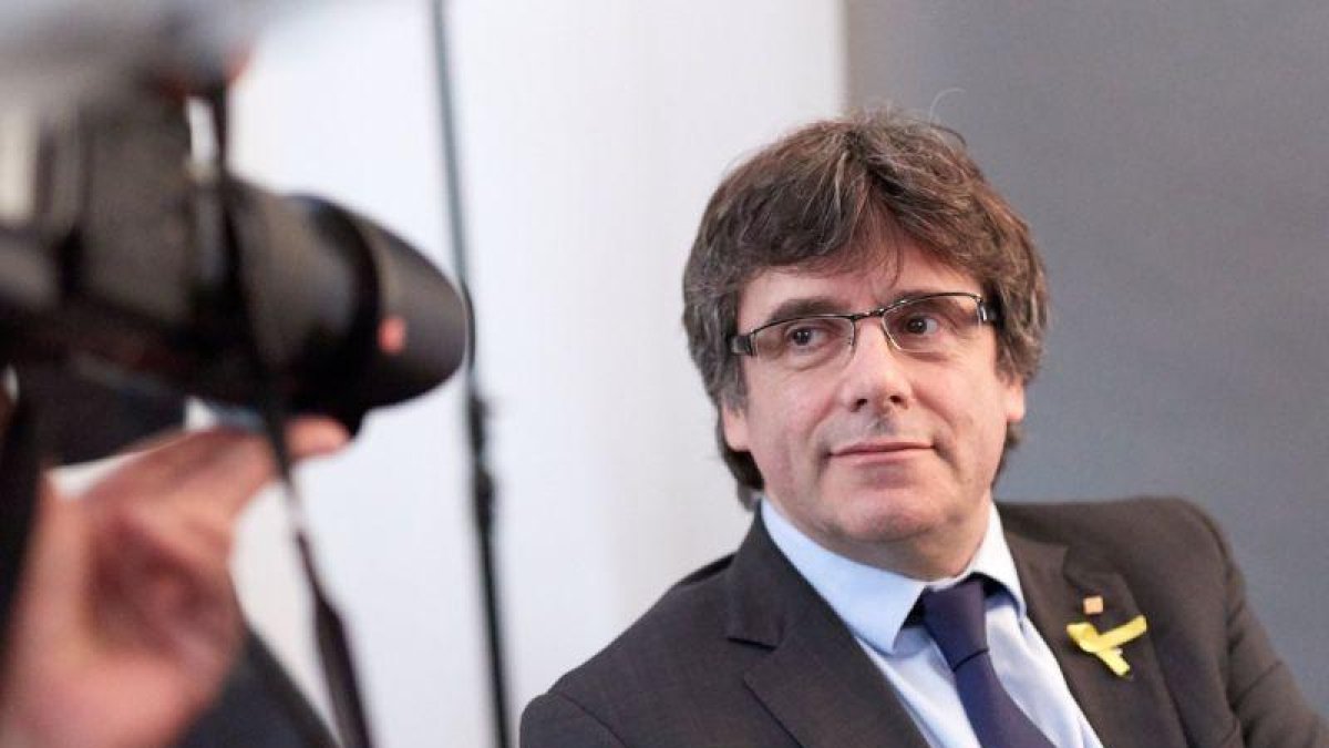 El expresidente de la Generalitat Carles Puigdemont posa para los fotógrafos tras un encuentro con periodistas extranjeros, esta semana.-HAYOUNG JEON (EFE)