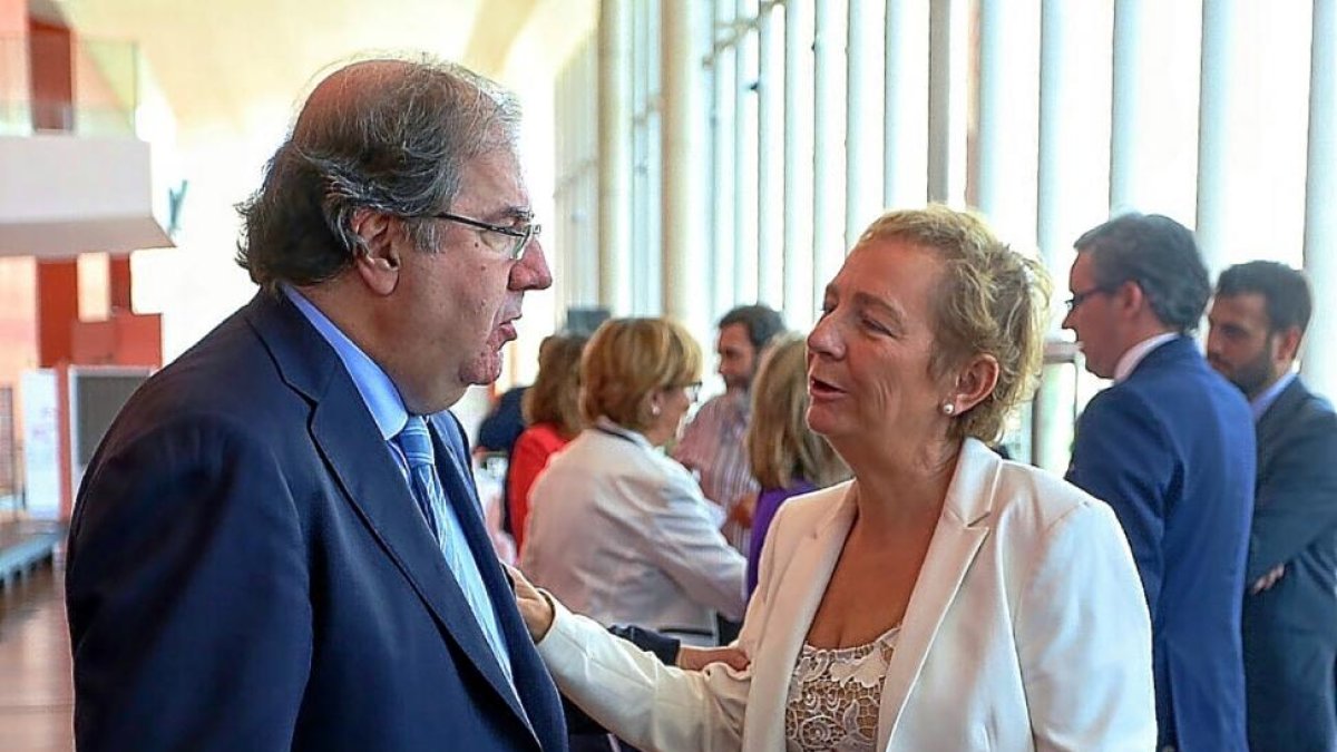 Juan Vicente Herrera y María Luisa Lombardero, ayer, antes de comenzar la jornada sobre EEUU.-ICAL