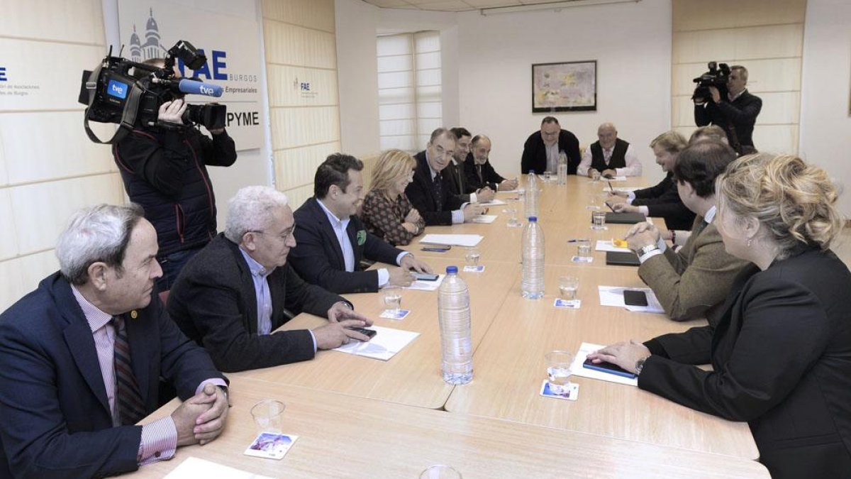 Representantes de FAE y candidatos del Partido Popular al Congreso y al Senado, ayer, en la sede de la patronal-ISRAEL L. MURILLO