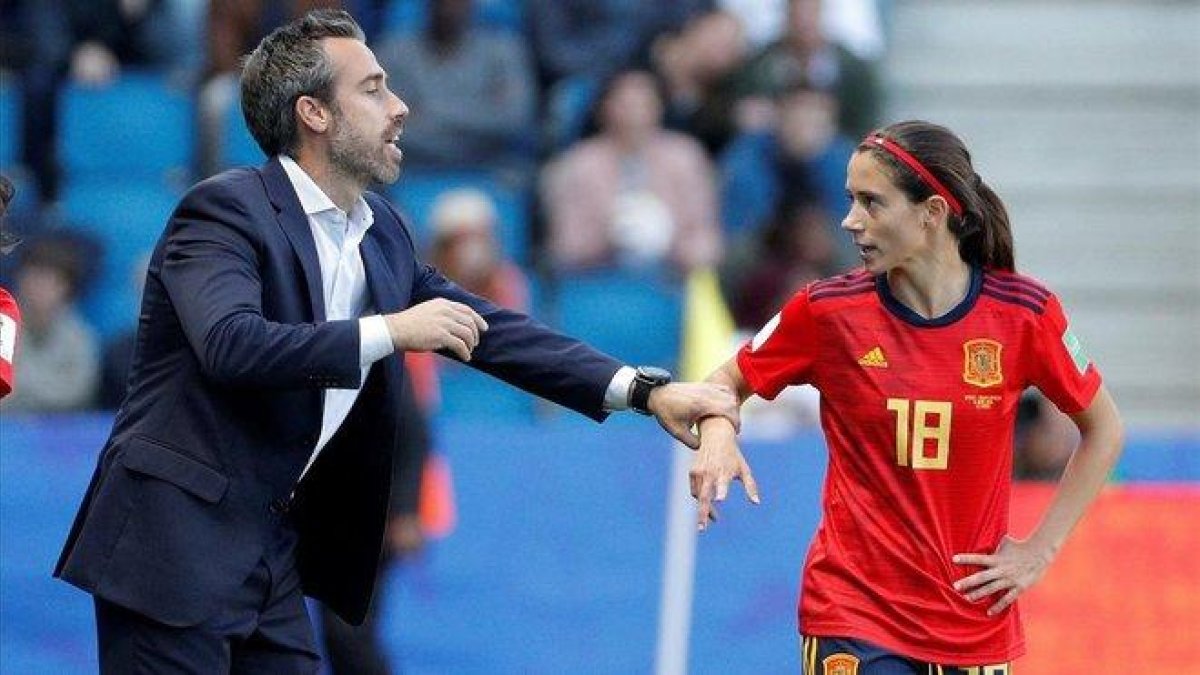 Jorge Vilda y Aitana Bonmartí, en el partido contra Sudáfrica.-JUAN CARLOS CÁRDENAS/EFE