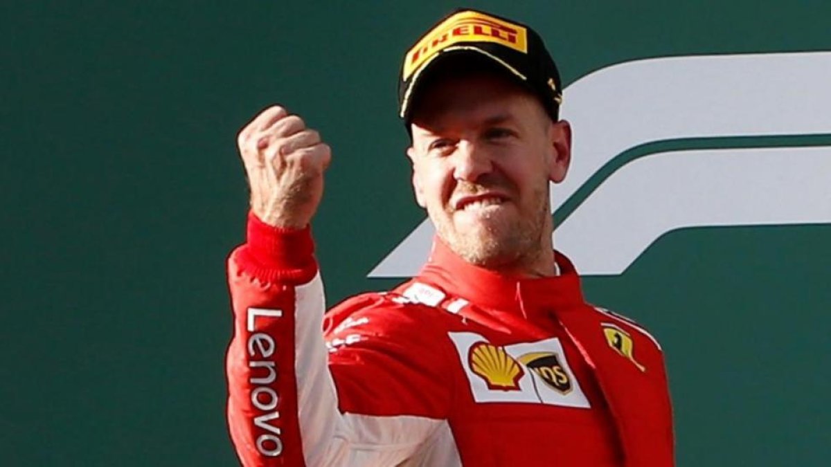 El alemán Sebastian Vettel celebra su victoria de hoy, en Australia, ante el poderoso Lewis Hamilton-REUTERS / BRANDON MALONE