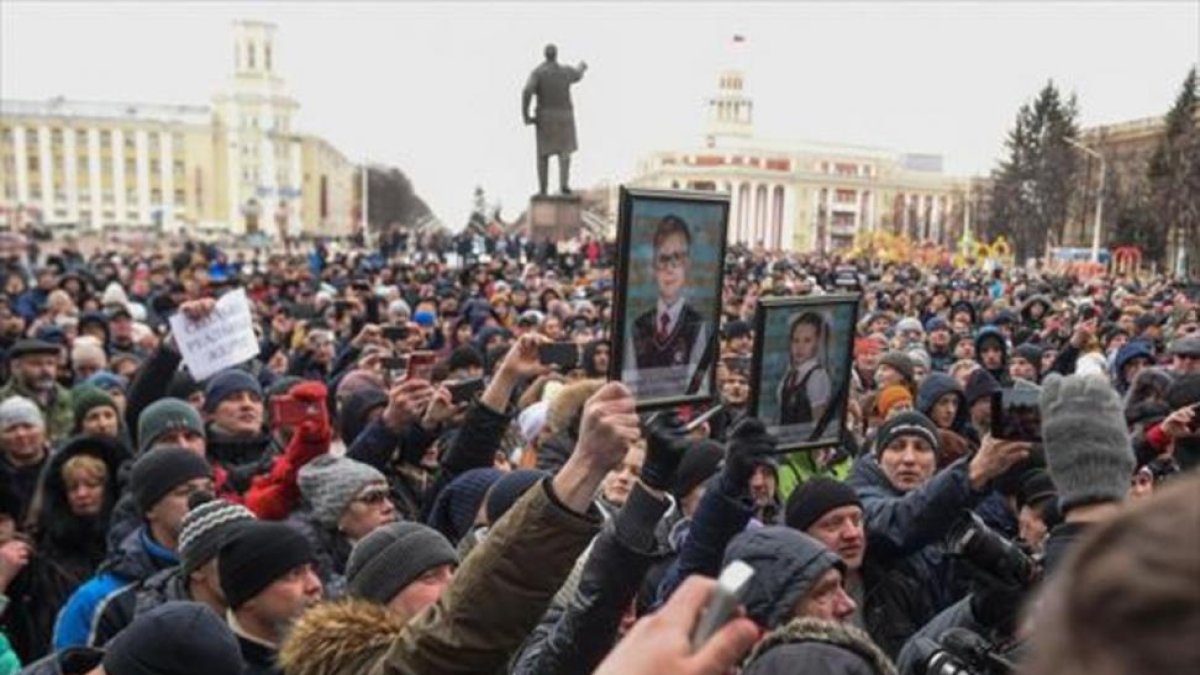 Manifestación en homenaje a las víctimas del incendio del centro comercial, ayer en Kémerovo.-/ EFE / ALEXEI DRUZHININ