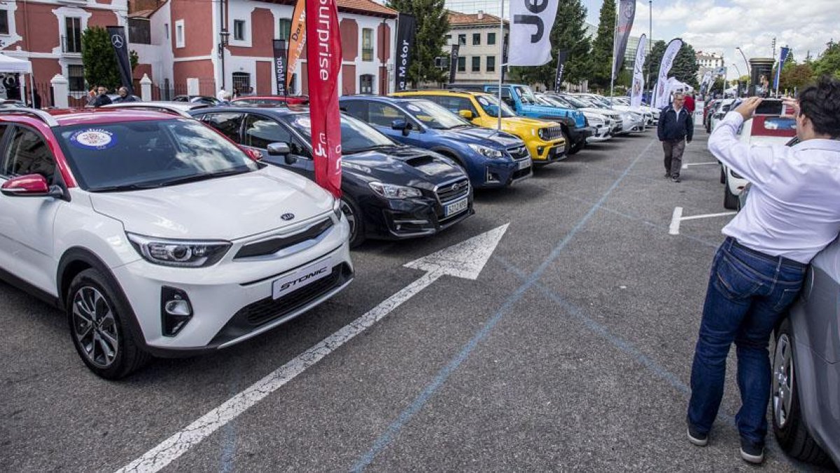 Imagen de vehículos en la feria del automóvil en la plaza de Santa Teresa.-SANTI OTERO